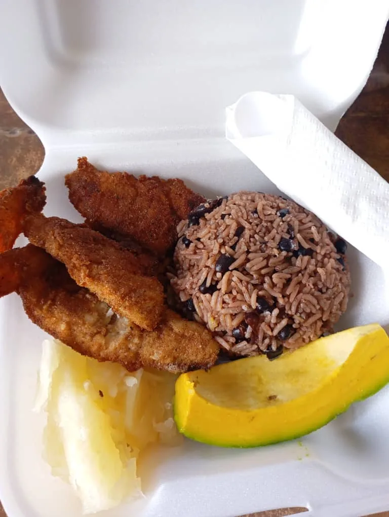 Cajita con pescado frito, congrí, yuca y aguacate
